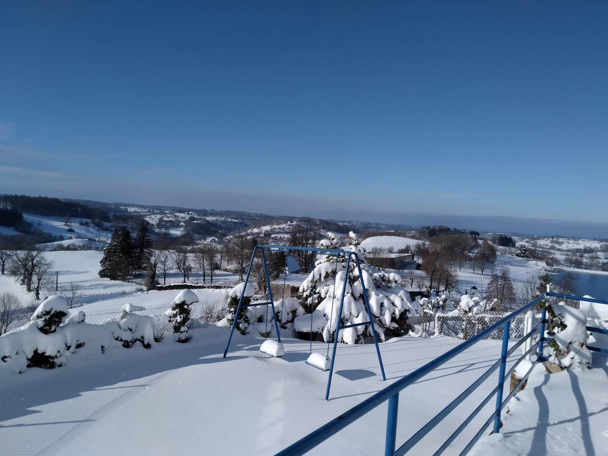 Le Lac, La Neige,La Vue La Tour-dʼAuvergne 外观 照片